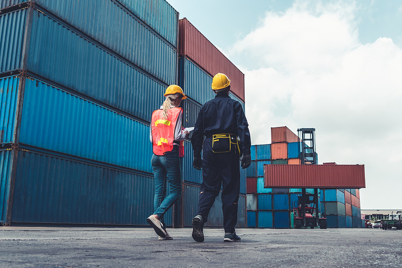 角钢采纳广东深圳国际快递运到新加坡