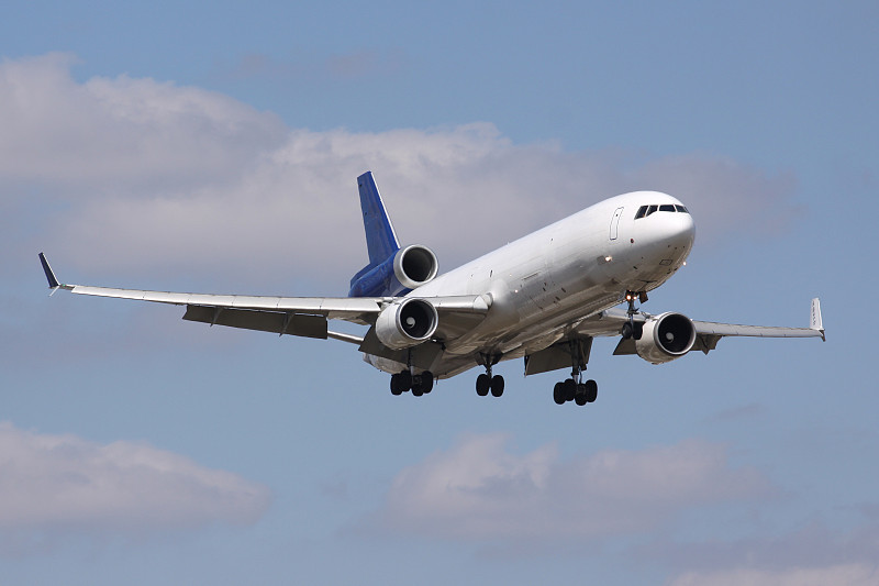 照明装置借助山东烟台外贸物流发往印度尼西亚雅加达