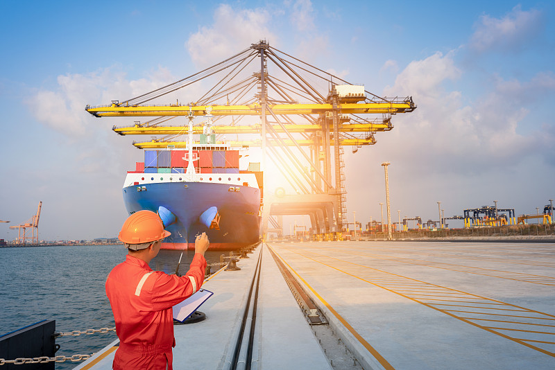 防水板借用陕西西安跨境物流运抵英国伦敦