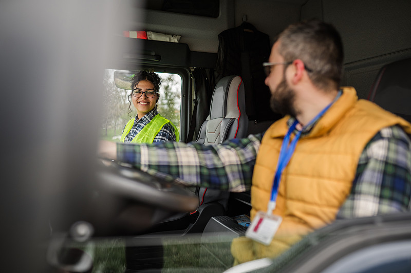 鱿鱼丝使用江苏南京国际物流送达越南胡志明市