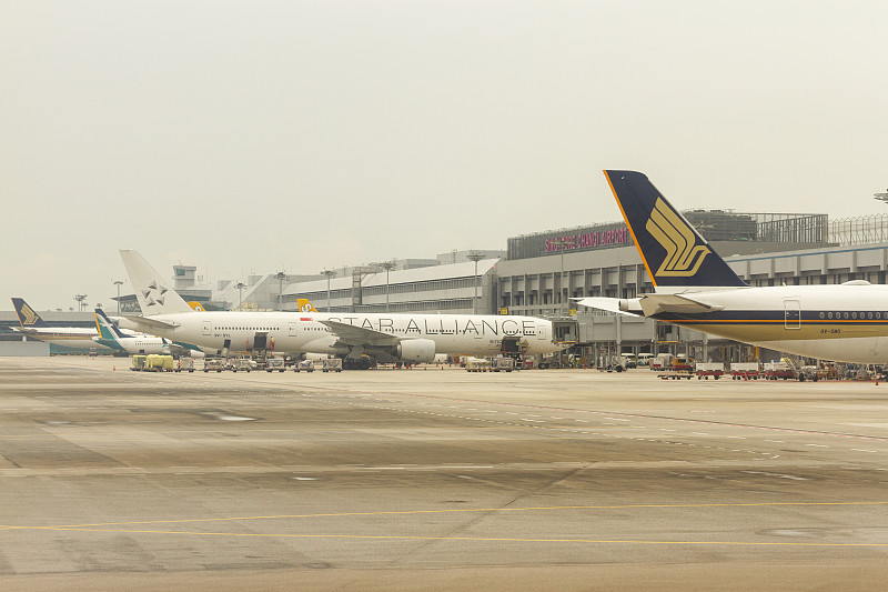 书桌/书柜/办公桌椅通过广西南宁跨国货运发往阿联酋迪拜