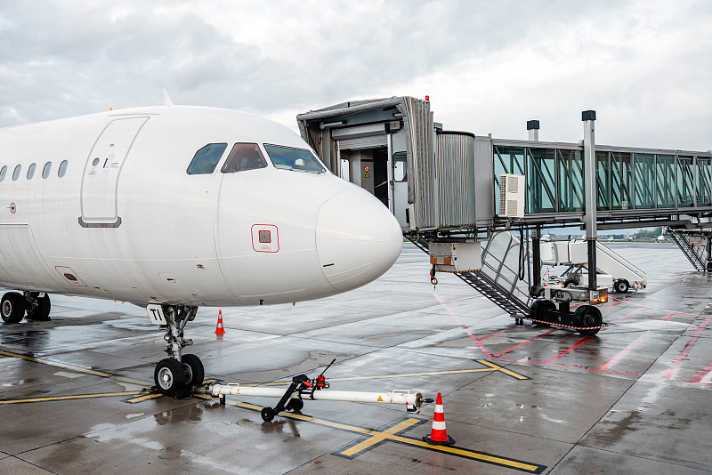 木制栏杆借助浙江宁波全球物流运到泰国林查班港