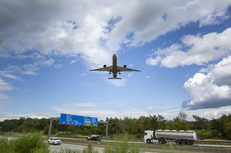 猫抓板采纳广州环球货运快速送达意大利