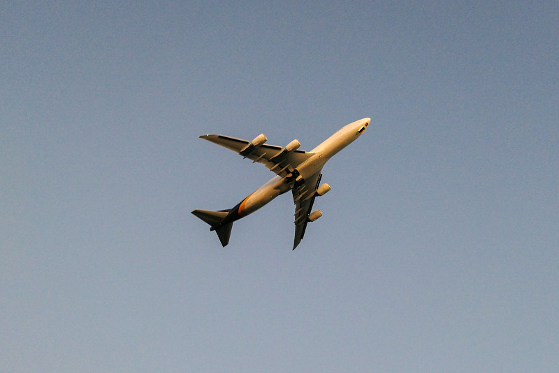 运动鞋经过广东深圳国际快递速递到马来西亚巴生港 运动鞋经过广东深圳国际快递速递到马来西亚巴生港