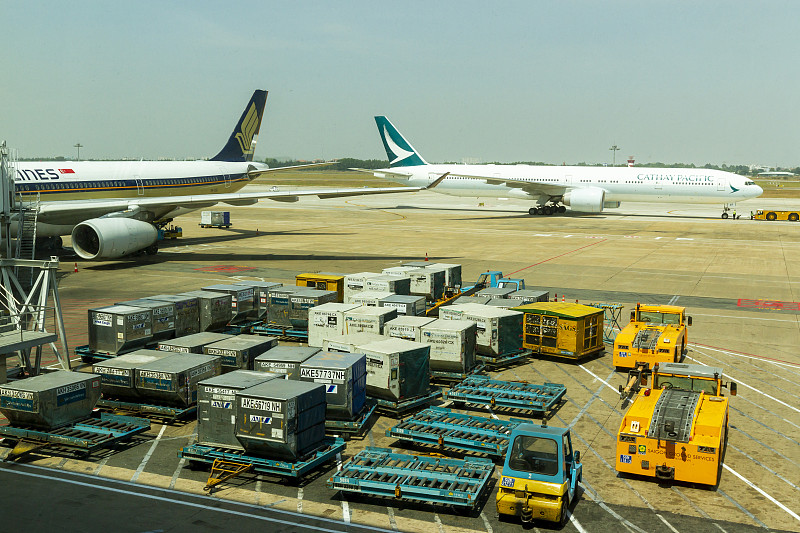 运动鞋借助中国广州轮船运输运抵美国哥伦布