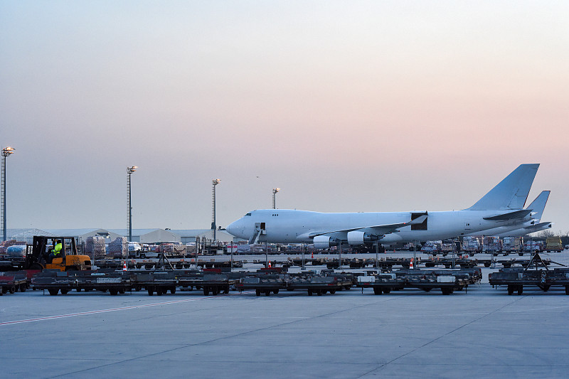 中国西宁至美国孟菲斯(Memphis)的地毯及脚垫采用门到门空运13天内配送到