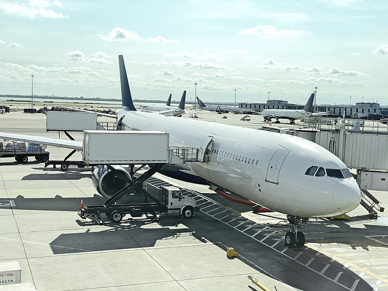 服装经过中国上海FCL海运准时送达匹兹堡