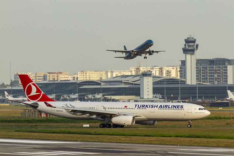 投光灯经中国上海跨境联运递送到美国查尔斯顿(Charleston)