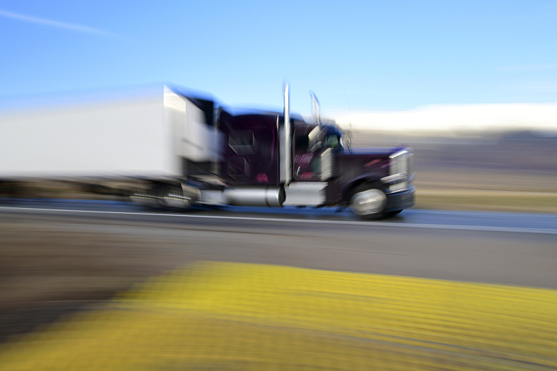 成衣通过广州LCL海运快送到美国拉伯克