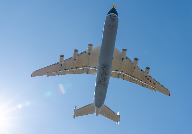 无人机借用香港港到港海运速递到美国迈阿密