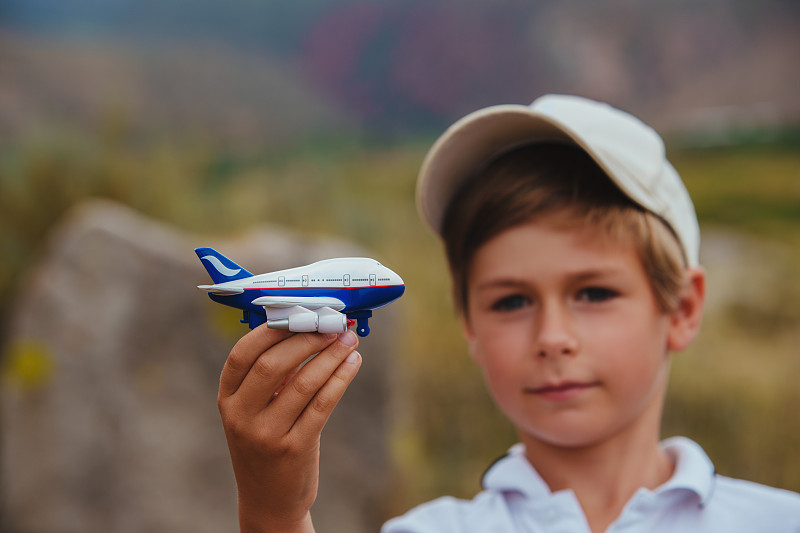 上海到美国圣路易斯的镀铝锌板使用优先空运7天内配送到