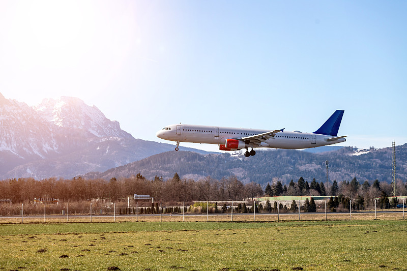 沙发经中国香港多式联运托运至美国尤蒂卡