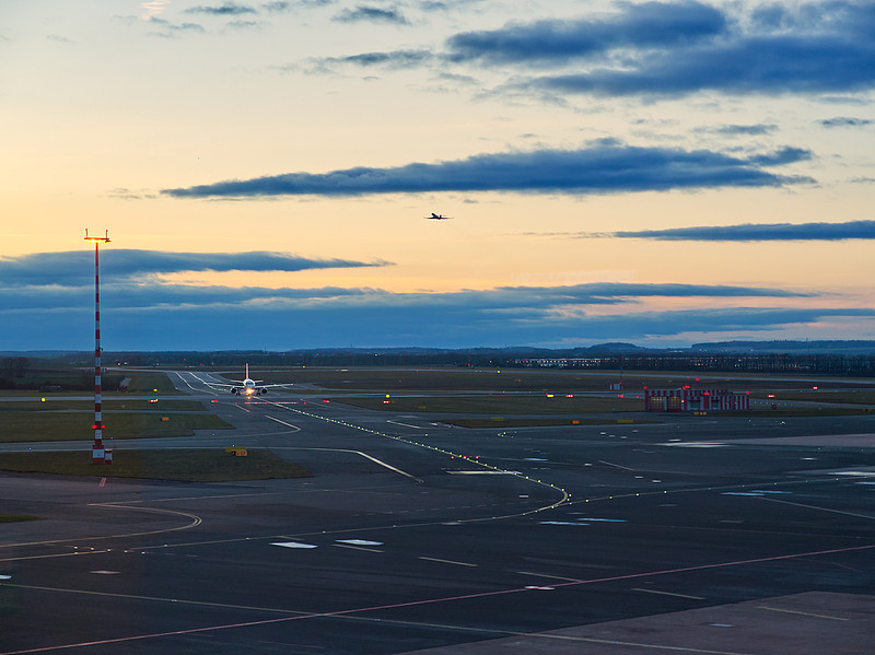 锅具套装（炒锅、炖锅、蒸锅）采取中国广州空运快递送达美国孟菲斯