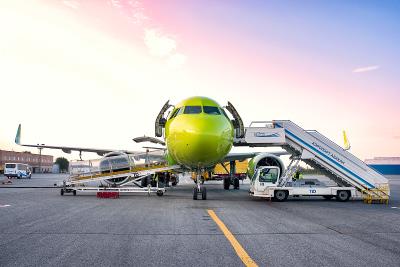 中国厦门至美国杰克逊维尔的运动鞋使用空运快递14天内送到