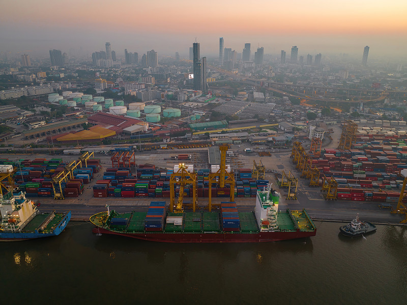 俄军一架苏-34战机坠毁两名飞行员弹射逃生