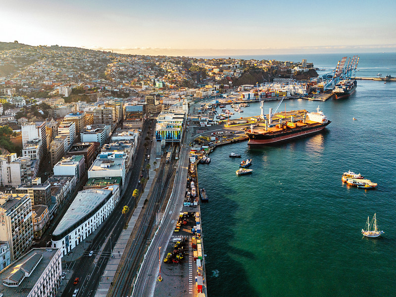 美国节日季包裹量预计达23亿件,同比增长5%,关税影响被购物日增加抵消