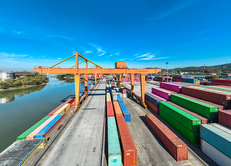 “鳄鱼恶魔岛”，美国新移民拘留中心