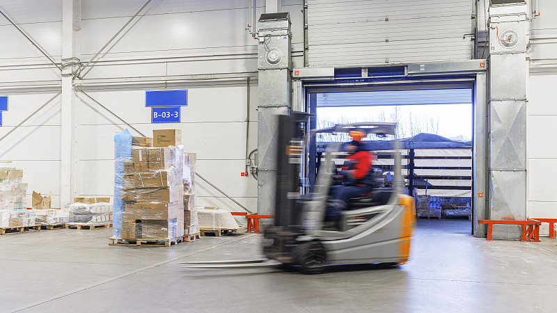 哈铁首开钢铁集港直达货运班列上海国际货运